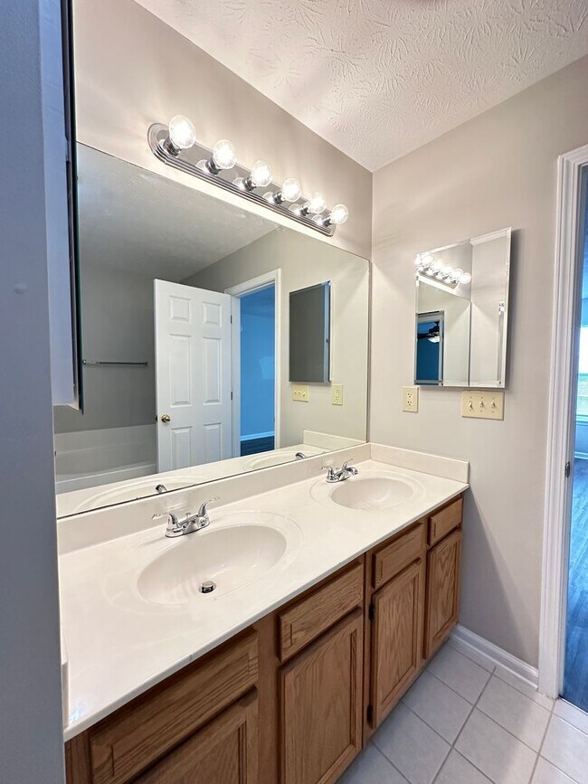 Building Photo - Beautiful 3 BR, 2.5 Bath House in Georgetown! Open Layout, Fenced Backyard, Attached Garage