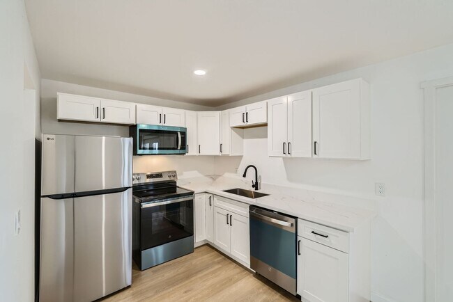 Primary Photo - Spacious 1bed/1bath Apartment in West Seat...