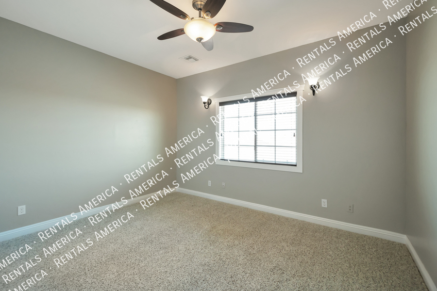 Building Photo - 16819 E Palm Beach Dr