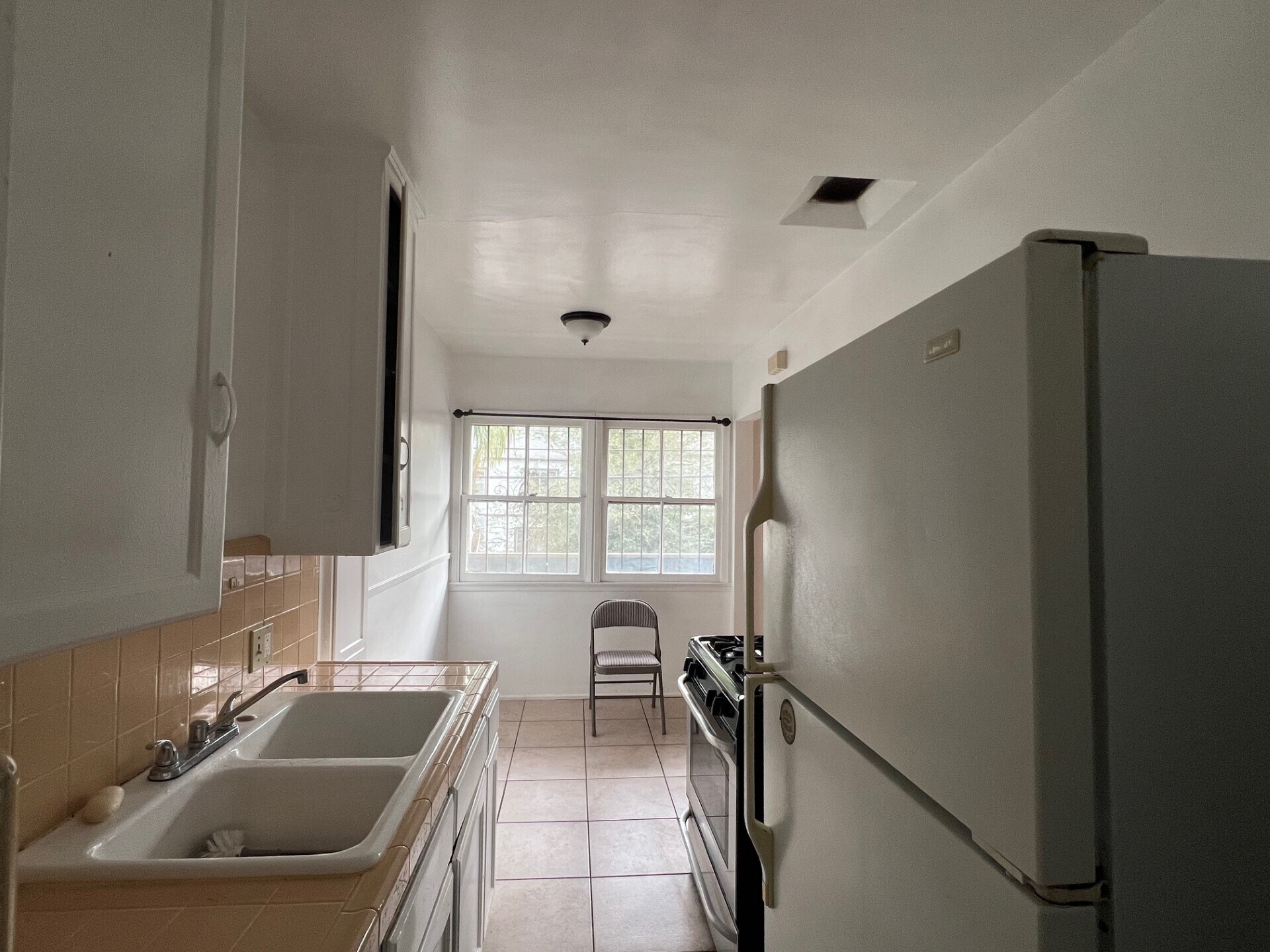 Building Photo - 873 N Hoover St