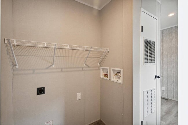 Building Photo - 10 Parkview Dr