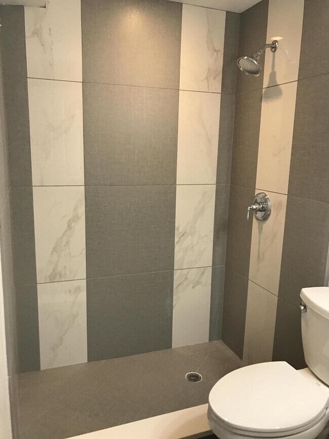 Building Photo - 142 SW 8th Ave