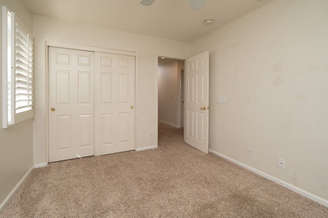 Building Photo - Lovely 3 Bedroom, 2.5 Bath Condo in San Dimas