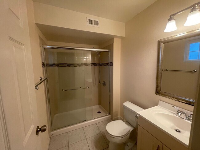 Building Photo - Ideal 4br/2ba single story with chefs kitchen