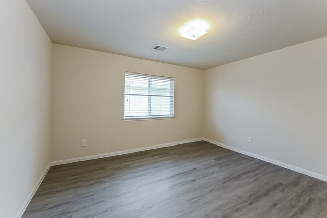 Building Photo - 718 North Ella Creek Drive