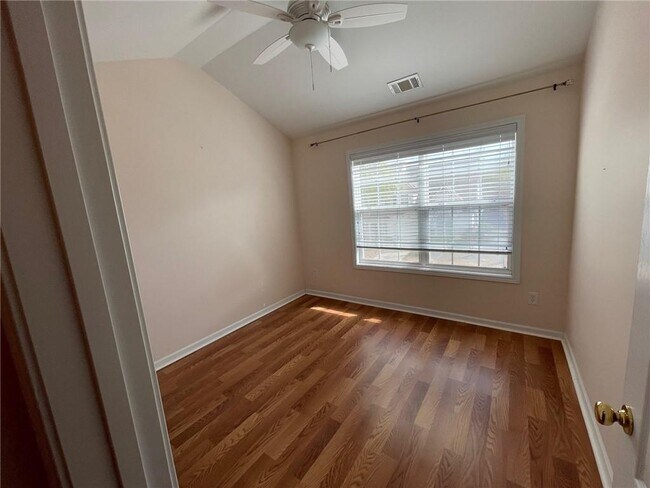 Building Photo - 2369 Suwanee Pointe Dr
