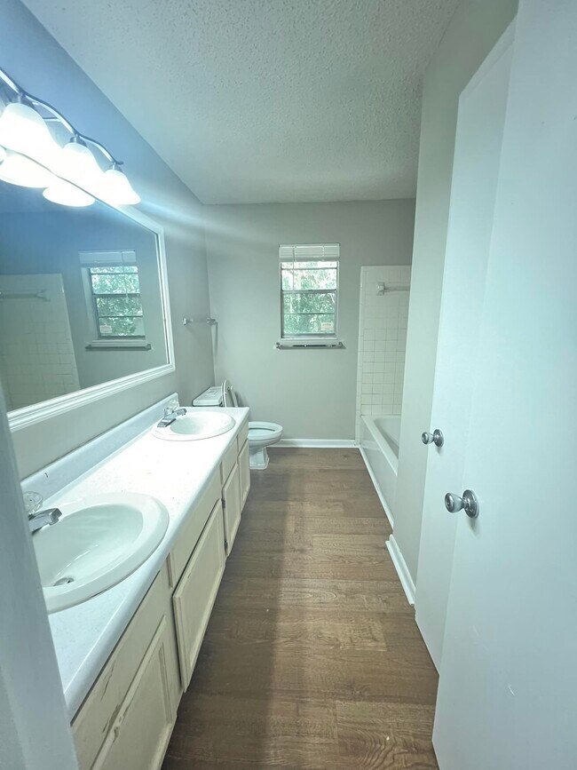 Building Photo - 2406 Ramblewood Ct