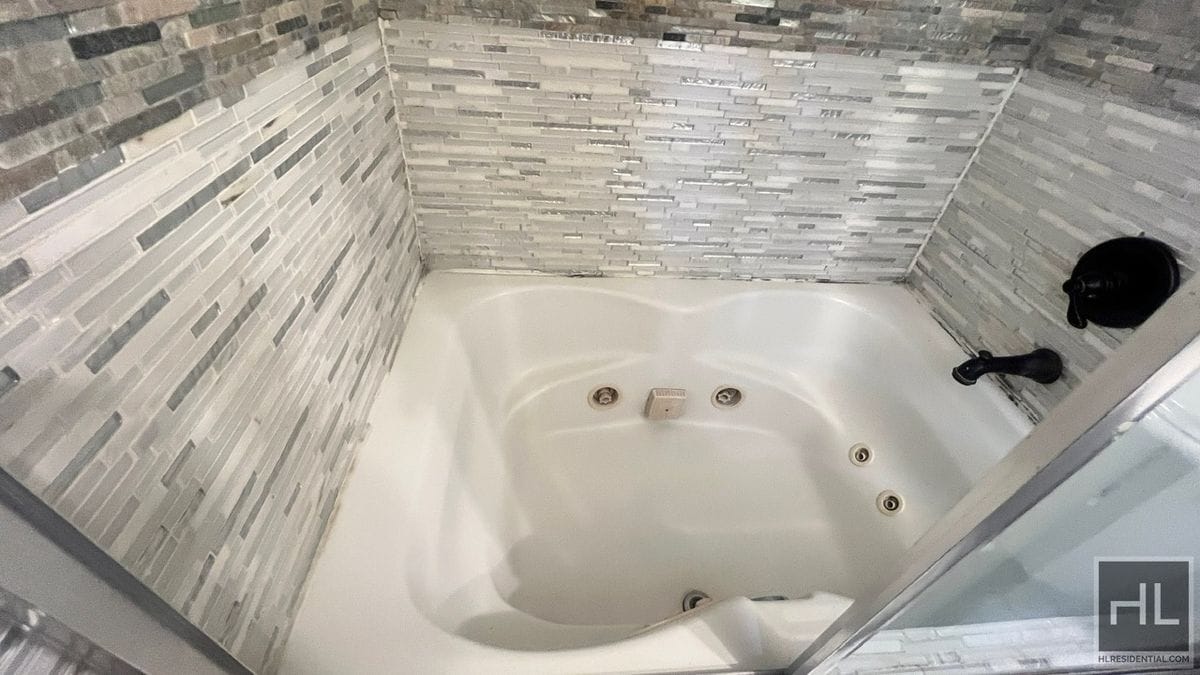 Building Photo - 466 Berriman St