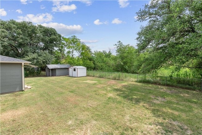 Building Photo - Available June 2026! Adorable 3 Bedroom Ho...