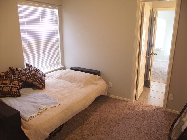 Building Photo - Sandstone Ranch Estates 4Bed/3Baths home with Refrig A/C and Synthetic Grass Yard!