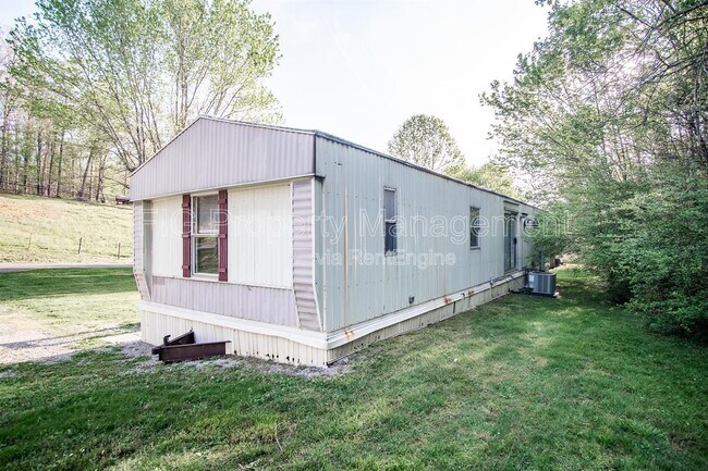 Building Photo - 821 Hillvale Rd