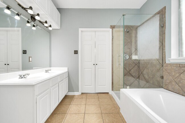 Building Photo - 2143 Westover Park Cir