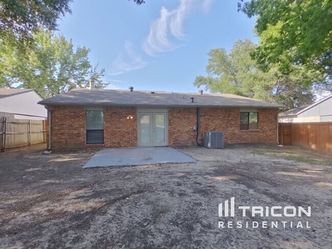 Building Photo - 1005 Llano Trail
