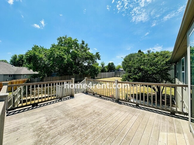 Building Photo - Four Bedroom Olathe Home in a Quiet Neighb...