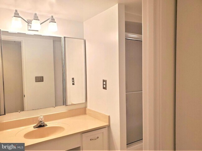 Building Photo - 15100 Interlachen Dr