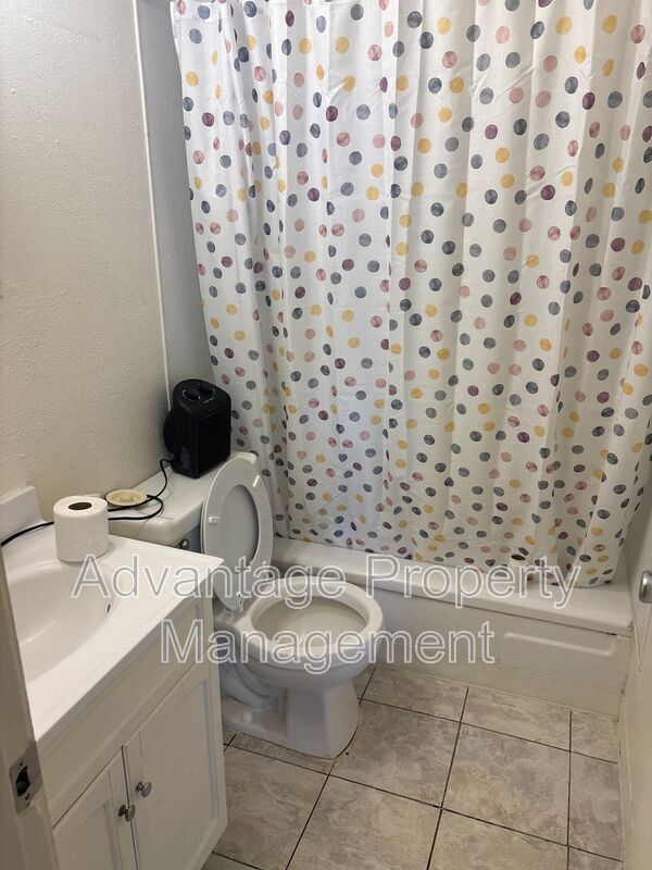 Building Photo - 146 SW Cottage St