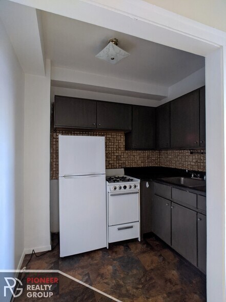 Building Photo - 739 W Belmont Ave