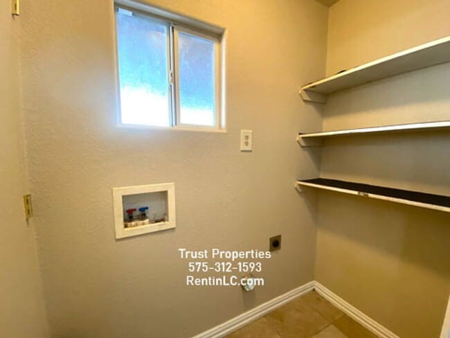 Building Photo - Great 4/2, all tile, close to Shops. Pets welcome