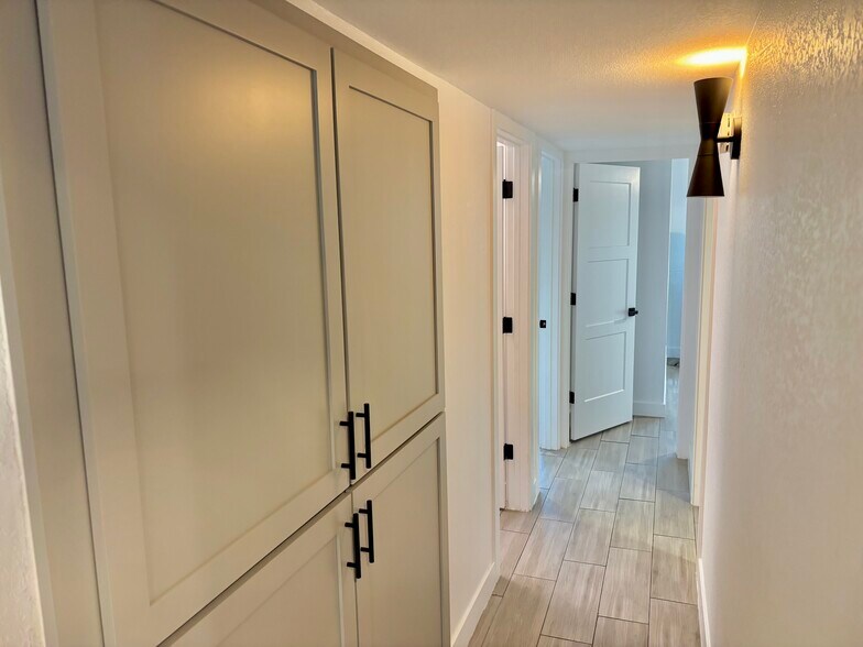 Building Photo - 6059 N 22nd Ave