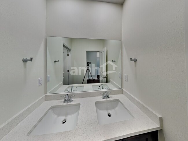 Building Photo - 507 Onate Cir