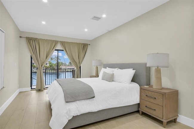 Building Photo - 319 S Riverside Dr