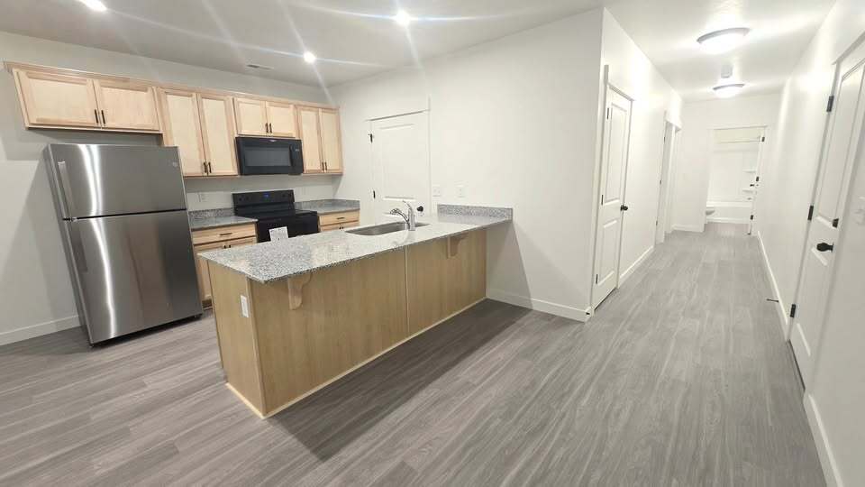 Building Photo - 895 E Antelope Dr