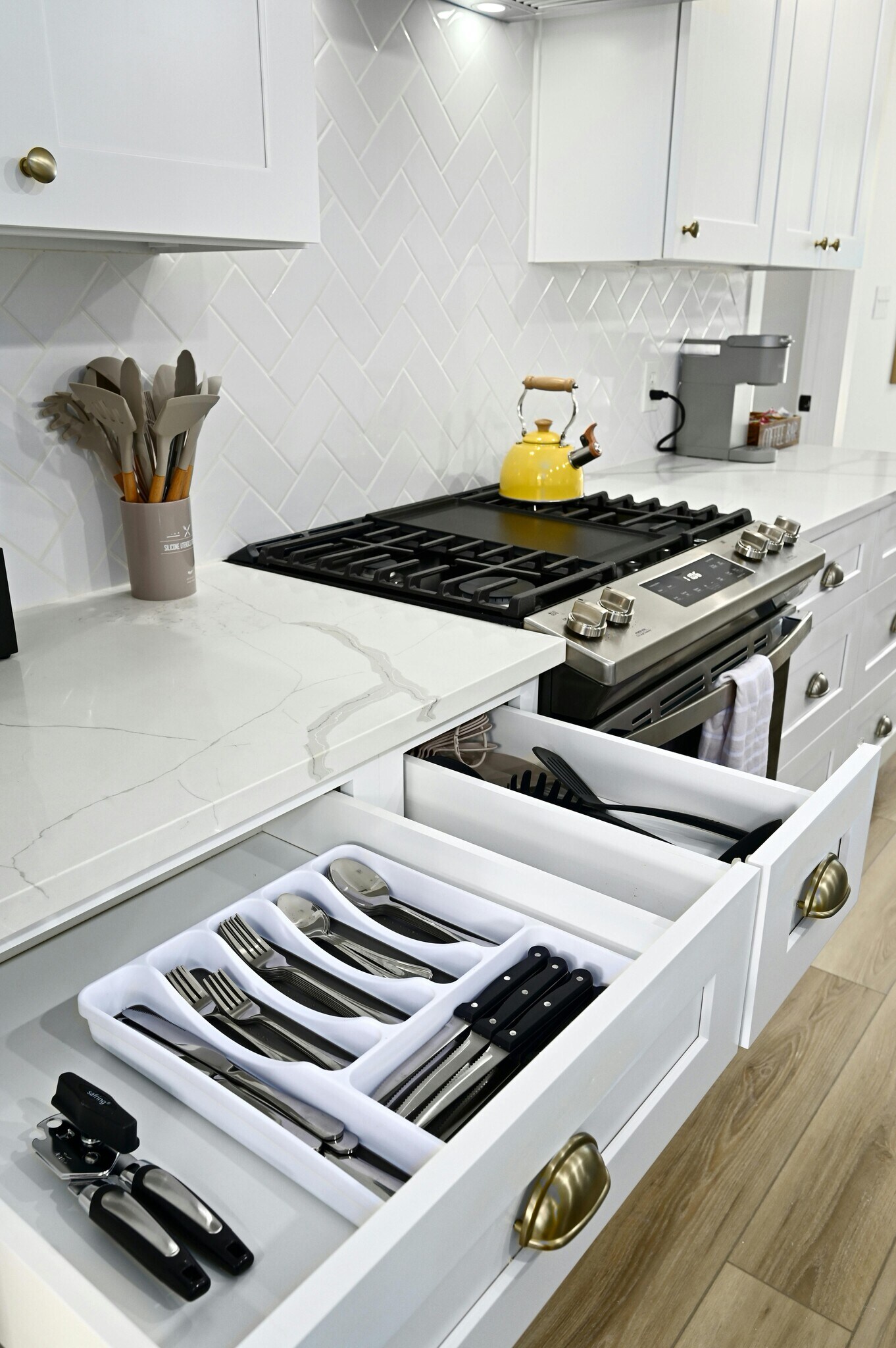Full Kitchen - 9414 Meadow Vale