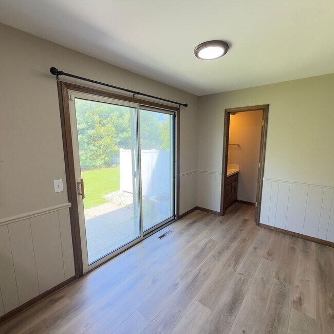 Building Photo - Updated Two Bedroom Duplex in Jenison!