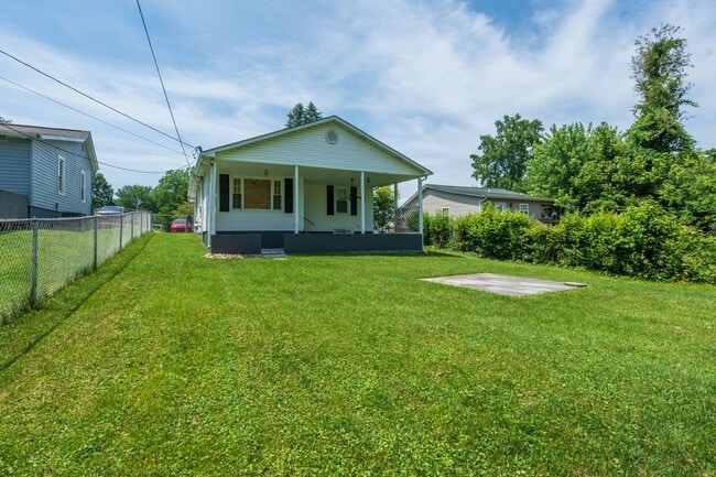 Building Photo - 3 bed and 1 bath house with fenced yard  in Johnson City