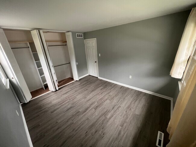 Main bedroom - 536 Millshire Dr