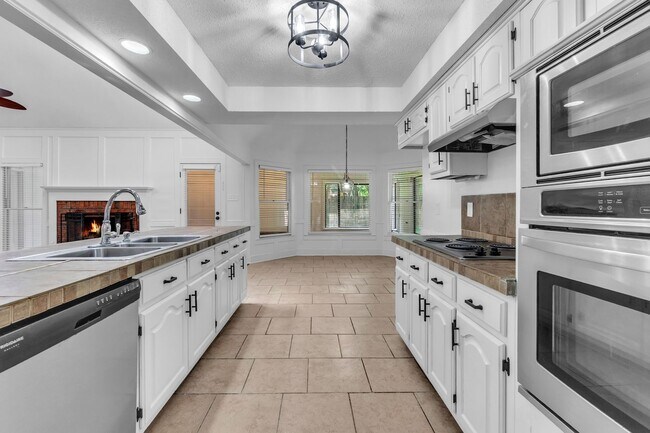 Building Photo - AVAILABLE NOW!! 5 Bedroom 3.5 Bath Fully R...