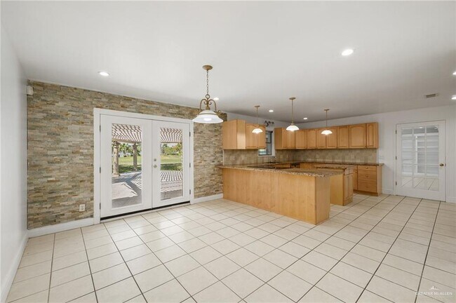 Building Photo - 2805 Lake Shore Dr