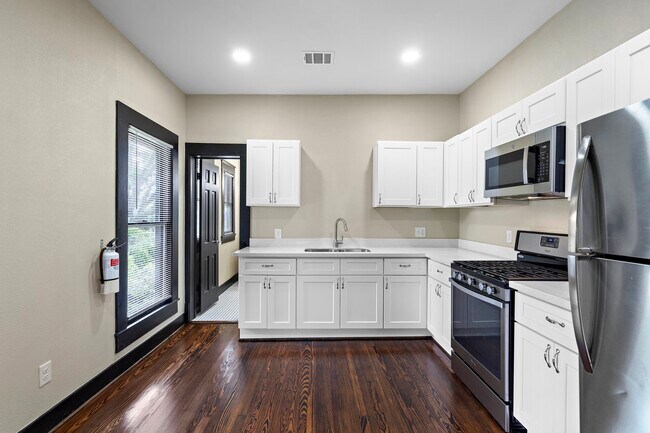 Building Photo - 811 Sul Ross St