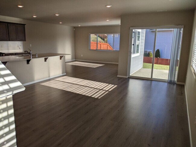 Building Photo - 4/2.5 Townhouse for rent in DuPont!