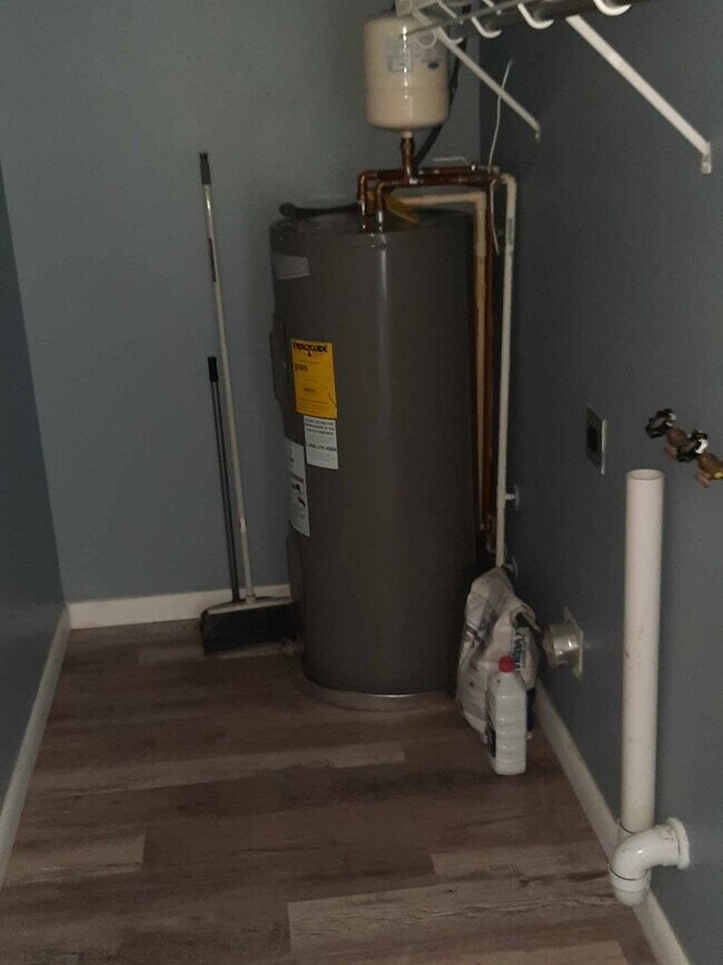 Building Photo - 3371 SW 4th Ave