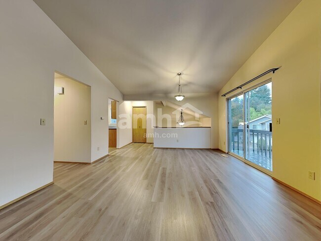 Building Photo - 2078 SE 8th Dr