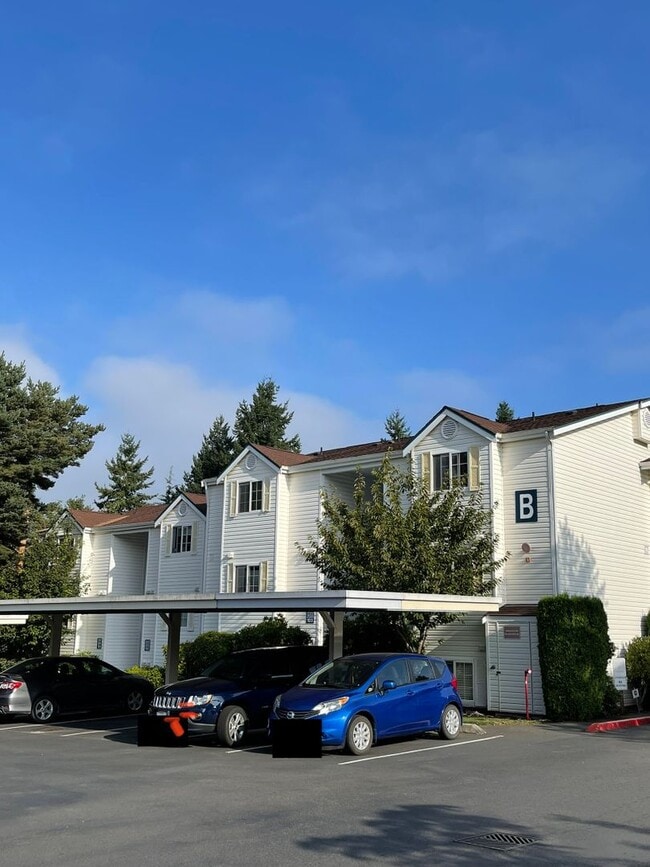 Building Photo - Exceptional, Top-Floor, Corner Renton Cond...