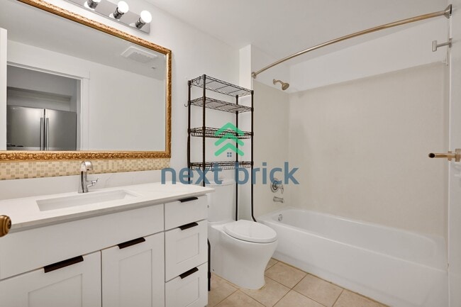 Building Photo - Charming Studio Condo in the Heart of Bellevue – Perfectly Cozy 422 Sq Ft Space!
