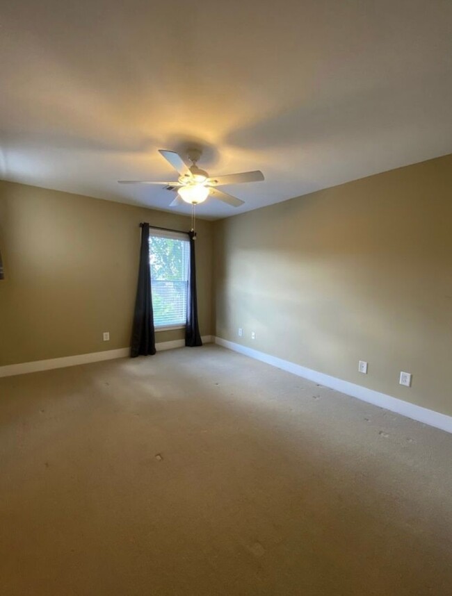 Building Photo - 2 BEDROOM 2.5 BATH TOWNHOME WITH DOWNTOWN ...