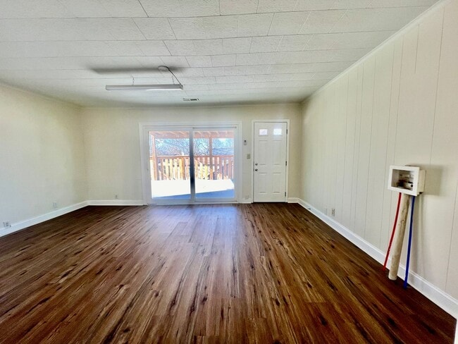 Building Photo - Move-In Ready 3-Bedroom Home with Modern Kitchen & Private Outdoor Oasis