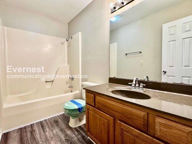 Building Photo - 3 Bed, 2 Bath Townhome with Fenced Yard & Garage / Pet-Friendly / Available Now!