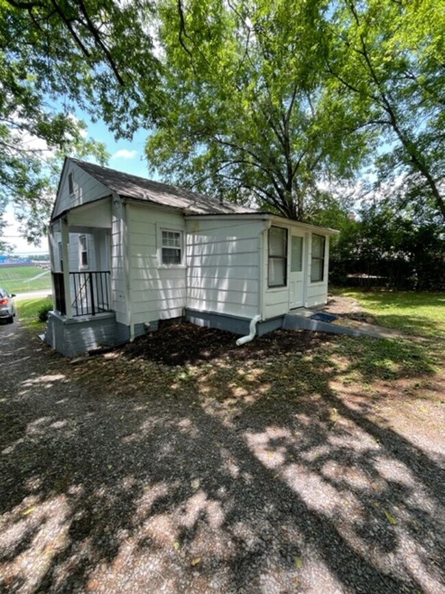 Building Photo - 2 bedroom, 1 bath home Short term or Long term lease options - Call Debra Johnson 865-591-8281