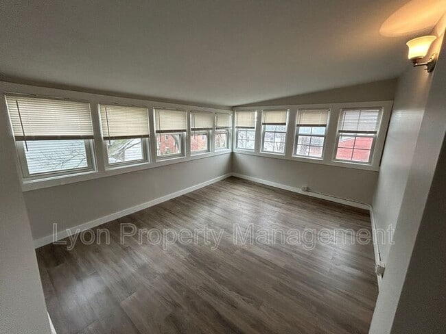 Building Photo - 44 7th St