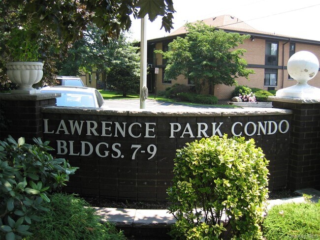 Primary Photo - 9 E Lawrence Park Dr