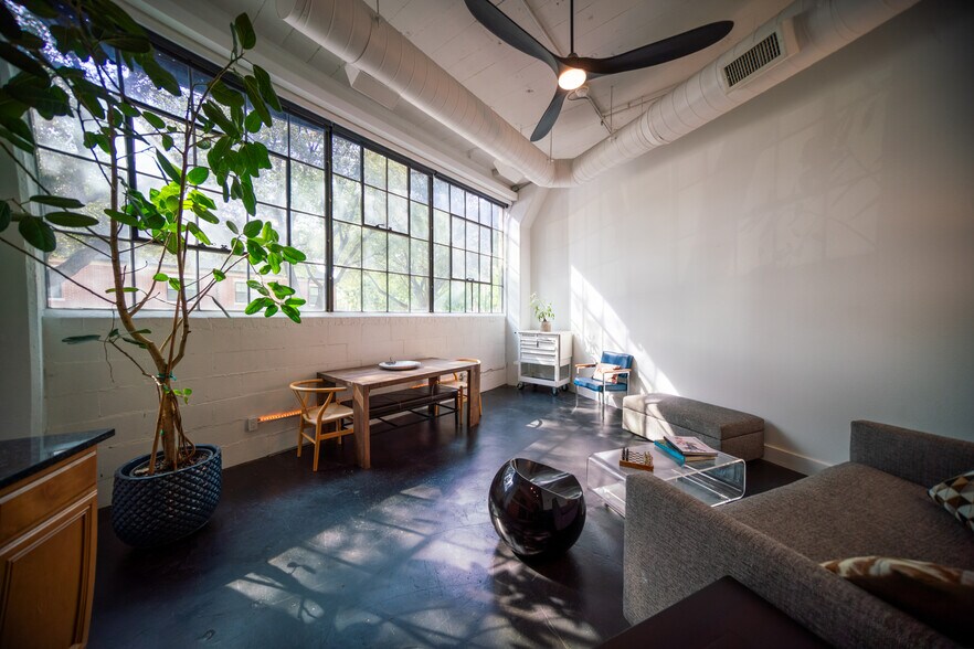 Building Photo - 2220 Canton St