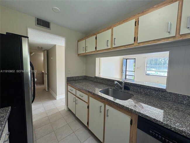 Building Photo - 6031 Shaker Wood Cir