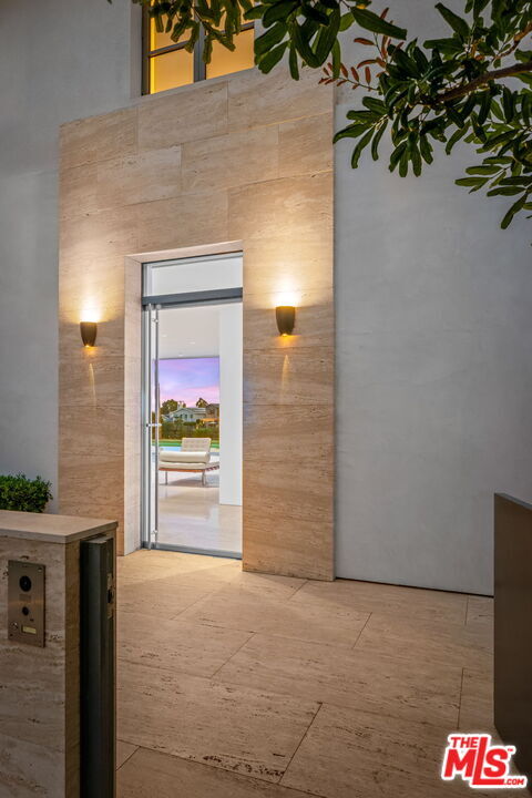 Building Photo - 623 Alma Real Dr
