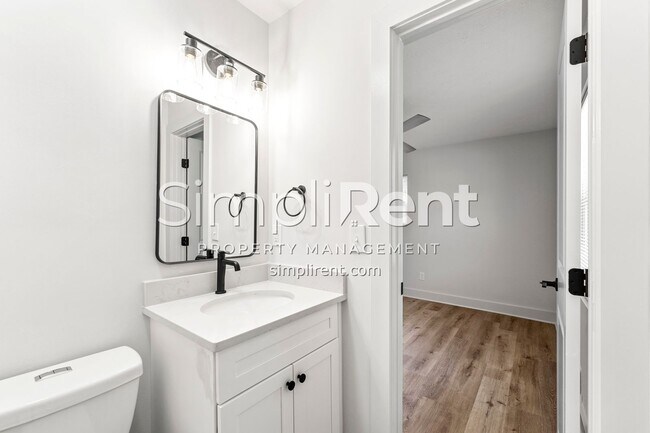 Building Photo - Newly Renovated 4/2.5 Home For Rent / First Month Free!