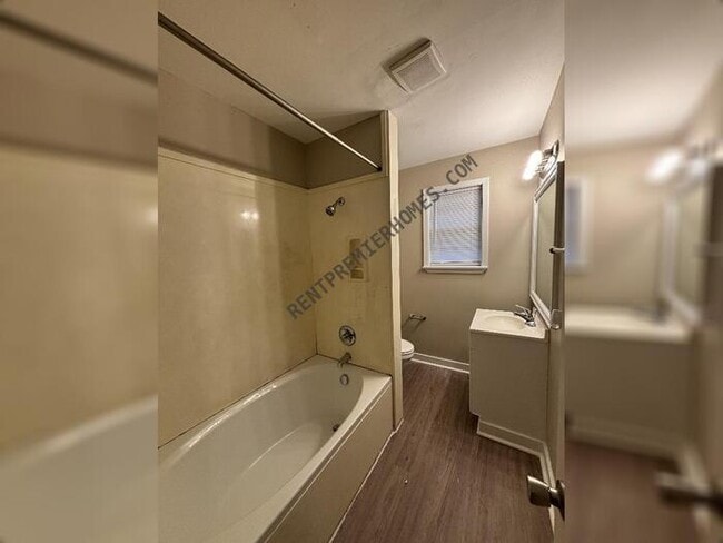 Building Photo - 607 S Jackson St