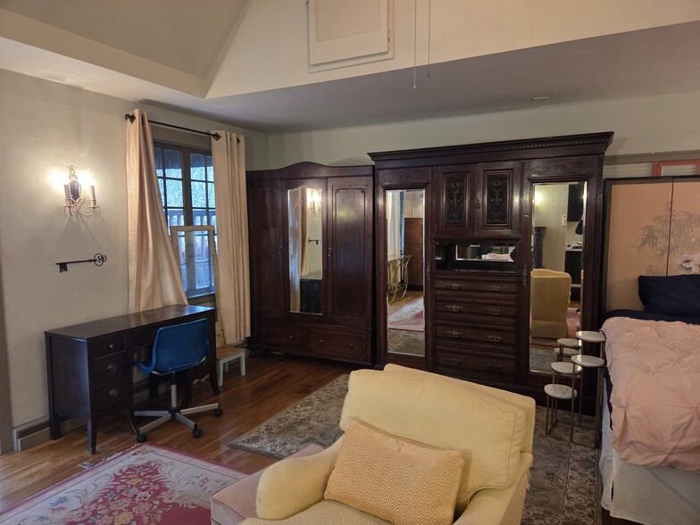 Studio Wardrobes - 1524 Brawne Ave NW